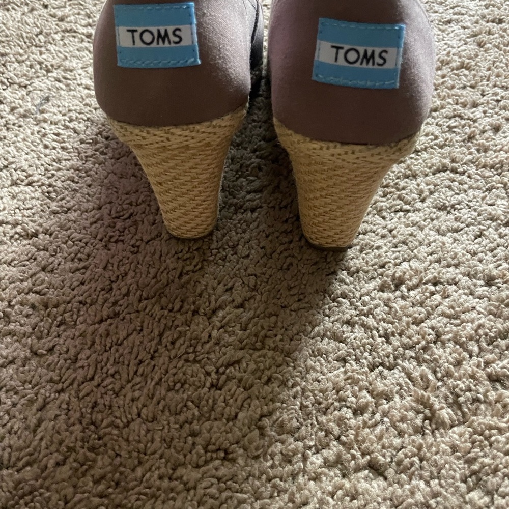 TOMS - Picture 2 of 4